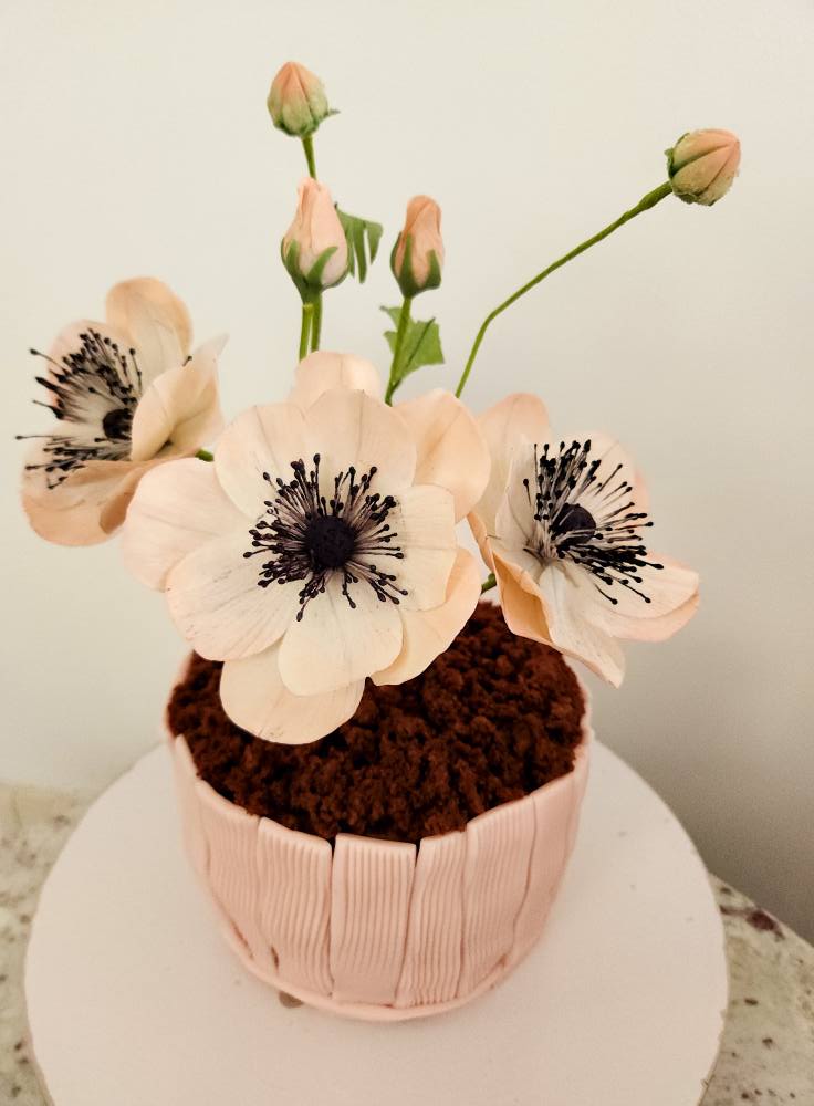 Floral cake design by Rovin's Cake